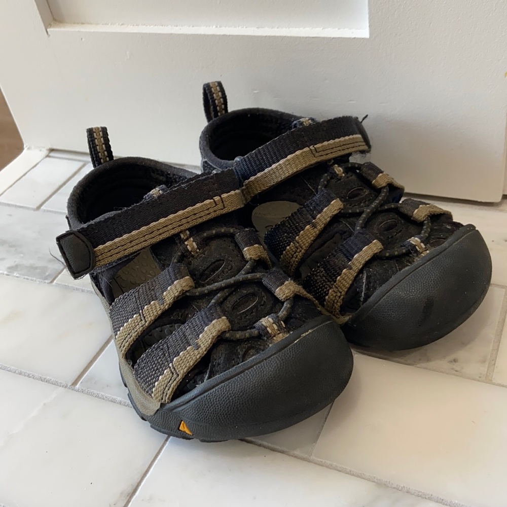Black/gray toddler Keen sandals